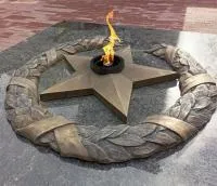 Бронзовый венок со звездой вечного огня в Братске (518550)